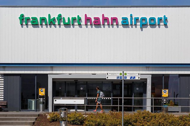 taxi vliegveld frankfurt hahn airport taxivervoer Nederland taxi schiphol amsterdam airport vliegveld zeeland breskens goes vlissingen terneuzen west brabant bergen op zoom roosendaal voordelig betrouwbaar betaalbaar goedkoop stipt comfortabel