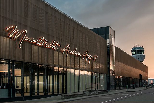 taxi vliegveld maastricht aachen aken airport taxivervoer Nederland taxi schiphol amsterdam airport vliegveld zeeland breskens goes vlissingen terneuzen west brabant bergen op zoom roosendaal voordelig betrouwbaar betaalbaar goedkoop stipt comfortabel