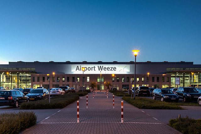 taxi vliegveld weeze airport taxivervoer Nederland taxi schiphol amsterdam airport vliegveld zeeland breskens goes vlissingen terneuzen west brabant bergen op zoom roosendaal voordelig betrouwbaar betaalbaar goedkoop stipt comfortabel